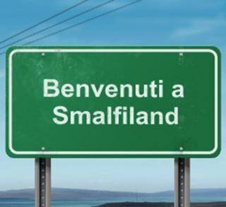 cartello segnaletico con scritto "Benvenuti a Smalfiland"