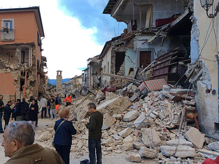 Amatrice immagine della strada con la gente che si guarda in giro - distruzione